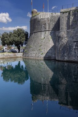 Kotor, Karadağ - 26 Haziran 2023: Ortaçağ Kale Duvarları ile Gurdic Kapısı (Güney Kapısı) arkasında, kentin tahkimatları kapsamında yer alan Eski Şehir Duvarları. 