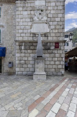 Kotor, Karadağ - 26 Haziran 2023: Arms Meydanı 'ndaki Ortaçağ Saat Kulesi