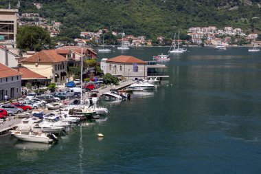 Kotor, Karadağ - 26 Haziran 2023: Kotor Limanı (Marina Kotor) demirli teknelerle. Adriyatik Denizi kıyısında yer alır ve yüksek dağlarla çevrilidir.