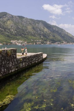 Kotor, Karadağ - 26 Haziran 2023: Picturesque Port of Kotor. Adriyatik Denizi kıyısında yer alır ve yüksek dağlarla çevrilidir.