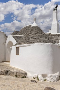 Alberobello, Apulia, İtalya - 21 Mayıs 2024: Trulli evleri, geleneksel, eşsiz, konik çatılı Apulian taş barakaları. Trulli UNESCO Dünya Mirasları Listesine dahil edildi