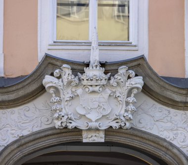 Linz, Avusturya - 4 Mart 2023: Eski Şehir 'deki cephe histrik binasında arma