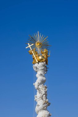 Linz, Avusturya - 4 Mart 2023: Ana meydanda Barok Kutsal Üçleme Sütunu (Hauptplatz). 18. yüzyılda yapılmış bir veba sütunudur.