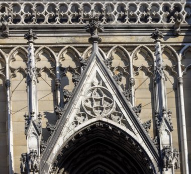 Linz, Avusturya - 4 Mart 2023: Neo-gotik Yeni Katedral cephesi, ülkenin en büyük kilisesi