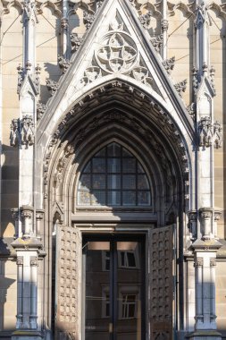 Linz, Avusturya - 4 Mart 2023: Neo-gotik Yeni Katedral Cephesi (Immaculate Conception Katedrali), ülkedeki en büyük kilise. Giriş ve dekoratif portal
