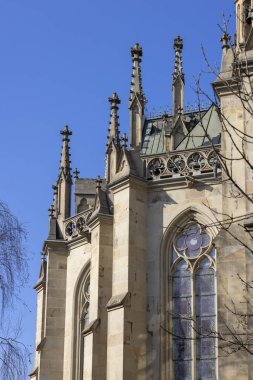 Linz, Avusturya - 4 Mart 2023: Neo-gotik Yeni Katedral cephesi, ülkenin en büyük kilisesi