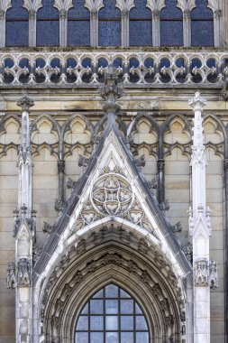 Linz, Avusturya - 4 Mart 2023: Neo-gotik Yeni Katedral cephesi, ülkenin en büyük kilisesi