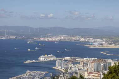 Gibraltar, Birleşik Krallık - 30 Mart 2025: Avrupa 'yı Afrika' dan ayıran ve Atlantik Okyanusu 'nu Akdeniz' e bağlayan Cebelitarık Körfezi Kayası ve Cebelitarık Boğazı 'ndan görüntü