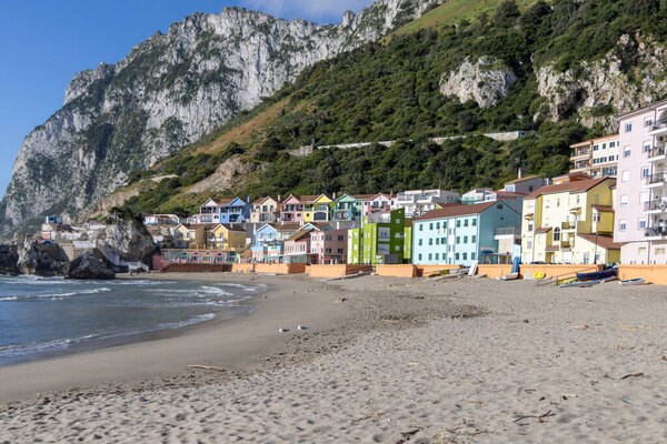 Джибриль, Великобритания - 30 марта 2025 года: Ribba Mews Gibra, жилой комплекс разноцветных зданий, расположенный в Каталанском заливе Средиземного моря рядом со скалой Джибриль