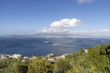 Gibraltar, Birleşik Krallık - 30 Mart 2025: Avrupa 'yı Afrika' dan ayıran Cebelitarık Körfezi Kayası ve Cebelitarık Boğazı 'ndan havadan bakış