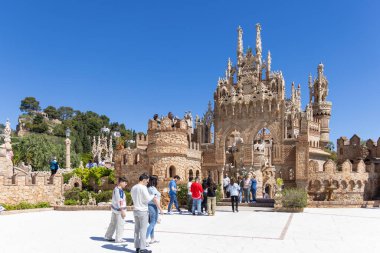 İspanya, Benalmadena - 29 Mart 2025: Colomare Anıtı (Castillo de Colomare), Christopher Columbus ve Amerika 'nın keşfi onuruna 20. yüzyılda tasarlanan peri masalı şatosu.