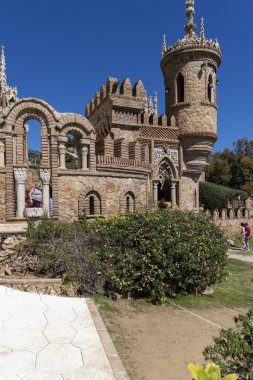 İspanya, Benalmadena - 29 Mart 2025: Colomare Anıtı (Castillo de Colomare), Christopher Columbus ve Amerika 'nın keşfi onuruna 20. yüzyılda tasarlanan peri masalı şatosu.