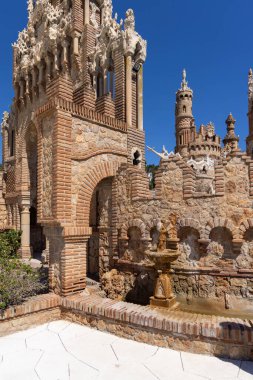 İspanya, Benalmadena - 29 Mart 2025: Colomare Anıtı (Castillo de Colomare), Christopher Columbus ve Amerika 'nın keşfi onuruna 20. yüzyılda tasarlanan peri masalı şatosu.