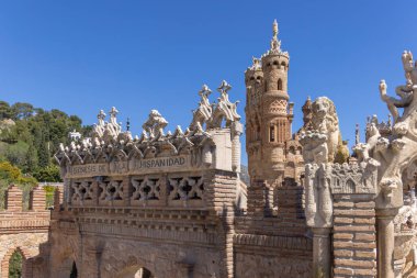 İspanya, Benalmadena - 29 Mart 2025: Colomare Anıtı (Castillo de Colomare), Christopher Columbus ve Amerika 'nın keşfi onuruna 20. yüzyılda tasarlanan peri masalı şatosu.