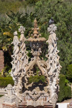 İspanya, Benalmadena - 29 Mart 2025: Colomare Anıtı (Castillo de Colomare), Christopher Columbus ve Amerika 'nın keşfi onuruna 20. yüzyılda tasarlanan peri masalı şatosu.