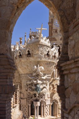 İspanya, Benalmadena - 29 Mart 2025: Colomare Anıtı (Castillo de Colomare), Christopher Columbus ve Amerika 'nın keşfi onuruna 20. yüzyılda tasarlanan peri masalı şatosu.