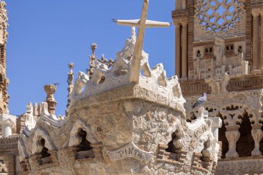 İspanya, Benalmadena - 29 Mart 2025: Colomare Anıtı (Castillo de Colomare), Christopher Columbus ve Amerika 'nın keşfi onuruna 20. yüzyılda tasarlanan peri masalı şatosu.