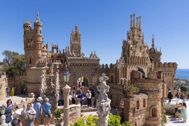 İspanya, Benalmadena - 29 Mart 2025: Colomare Anıtı (Castillo de Colomare), Christopher Columbus ve Amerika 'nın keşfi onuruna 20. yüzyılda tasarlanan peri masalı şatosu.