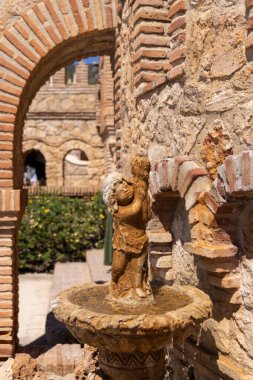İspanya, Benalmadena - 29 Mart 2025: Colomare Anıtı (Castillo de Colomare), Christopher Columbus ve Amerika 'nın keşfi onuruna 20. yüzyılda tasarlanan peri masalı şatosu.
