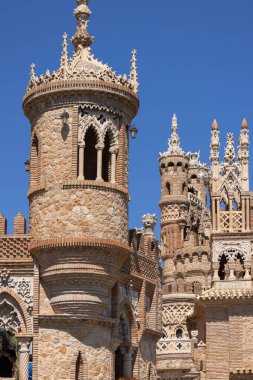 İspanya, Benalmadena - 29 Mart 2025: Colomare Anıtı (Castillo de Colomare), Christopher Columbus ve Amerika 'nın keşfi onuruna 20. yüzyılda tasarlanan peri masalı şatosu.
