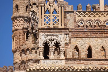 İspanya, Benalmadena - 29 Mart 2025: Colomare Anıtı (Castillo de Colomare), Christopher Columbus ve Amerika 'nın keşfi onuruna 20. yüzyılda tasarlanan peri masalı şatosu.
