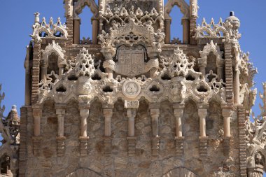 İspanya, Benalmadena - 29 Mart 2025: Colomare Anıtı (Castillo de Colomare), Christopher Columbus ve Amerika 'nın keşfi onuruna 20. yüzyılda tasarlanan peri masalı şatosu.
