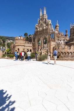 İspanya, Benalmadena - 29 Mart 2025: Colomare Anıtı (Castillo de Colomare), Christopher Columbus ve Amerika 'nın keşfi onuruna 20. yüzyılda tasarlanan peri masalı şatosu.