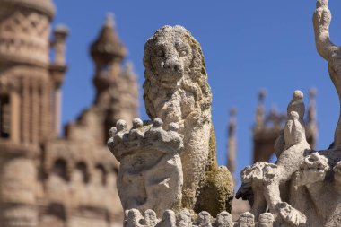 İspanya, Benalmadena - 29 Mart 2025: Colomare Anıtı (Castillo de Colomare), Christopher Columbus ve Amerika 'nın keşfi onuruna 20. yüzyılda tasarlanan peri masalı şatosu.