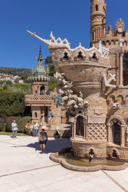 İspanya, Benalmadena - 29 Mart 2025: Colomare Anıtı (Castillo de Colomare), Christopher Columbus ve Amerika 'nın keşfi onuruna 20. yüzyılda tasarlanan peri masalı şatosu.