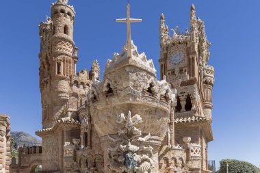 İspanya, Benalmadena - 29 Mart 2025: Colomare Anıtı (Castillo de Colomare), Christopher Columbus ve Amerika 'nın keşfi onuruna 20. yüzyılda tasarlanan peri masalı şatosu.