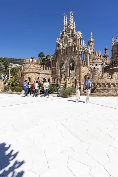 İspanya, Benalmadena - 29 Mart 2025: Colomare Anıtı (Castillo de Colomare), Christopher Columbus ve Amerika 'nın keşfi onuruna 20. yüzyılda tasarlanan peri masalı şatosu.