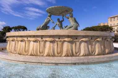 Valletta; Malta - 16 Nisan 2025: Iconic Tritons 'Fountain, modernist başyapıt ve şehir sınırları yakınlarındaki popüler turizm merkezi. Büyük bir leğeni tutan üç bronz Triton 'dan oluşur.