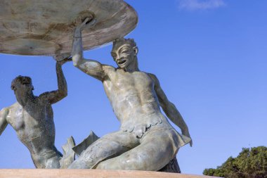 Valletta; Malta - 16 Nisan 2025: Iconic Tritons 'Fountain, modernist başyapıt ve şehir sınırları yakınlarındaki popüler turizm merkezi. Büyük bir leğeni tutan üç bronz Triton 'dan oluşur.