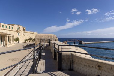Valletta, Malta - 17 Nisan 2025: Saint Elmo Kalesi, tarihi yıldız şeklindeki kale, Akdeniz Grand Harbor girişini 16. yüzyıldan beri koruyor.