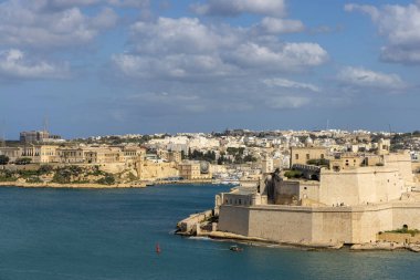 Valletta, Malta - 17 Nisan 2025: Resimli Grand Harbour 'un Yukarı Barrakka Bahçeleri ve sarı kireçtaşından yapılmış ortaçağ kalesi