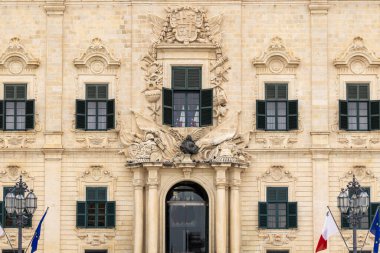 Valletta, Malta - 16 Nisan 2025: 18. yüzyıl Malta Tarikatı 'nın Barok Auberge de Castille cephesi. Bugün, Malta başbakanının ofisini barındırmaktadır.