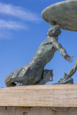 Valletta; Malta - 16 Nisan 2025: Iconic Tritons 'Fountain, modernist başyapıt ve şehir sınırları yakınlarındaki popüler turizm merkezi. Büyük bir leğeni tutan üç bronz Triton 'dan oluşur.
