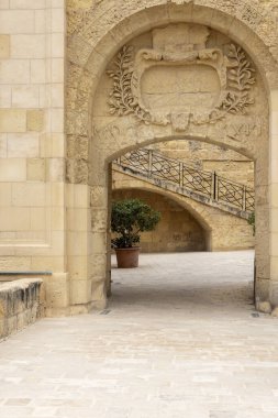 Valletta, Malta - 16 Nisan 2025: Birgu Tahkimatına giden Couvre Porte cephesinin ayrıntıları (Vittoriosa)