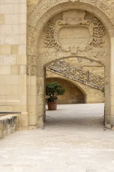 Valletta, Malta - 16 Nisan 2025: Birgu Tahkimatına giden Couvre Porte cephesinin ayrıntıları (Vittoriosa)