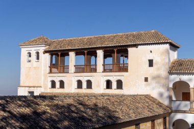 Granada, İspanya, Endülüs - 28 Mart 2025: Generalife, yazlık saray Sala Regia ve Nasrid hükümdarlarının mülkleri. Alhambra sarayı kompleksinin yanında yer alır.