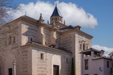 Granada, İspanya, Endülüs - 28 Mart 2025: Santa Maria de la Alhambra Kilisesi Charles V Sarayı 'nın yanında, 17. yüzyılda Büyük Cami' de inşa edildi.