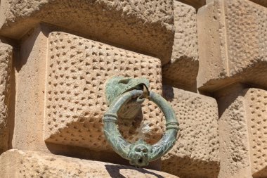 Granada, İspanya, Endülüs - 28 Mart 2025: Charles V Sarayı cephesinde dekoratif metal tokmak, Rönesans binası Alhambra kalesi, eski Nasrid sarayı kompleksi