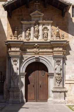 Granada, İspanya, Endülüs - 23 Mart 2025 Granada Kraliyet Kilisesi Girişi, Granada Katedrali 'nin yanında yer almaktadır. İspanyol hükümdarlarının, Kraliçe I. Isabella ve Kral Ferdinand 'ın mezarları.