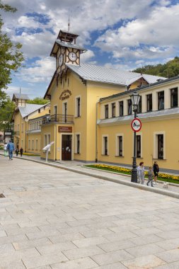 Krynica-Zdroj, Polonya - 31 Ağustos 2022: 19. yüzyıl Stare Lazienki Mineralne binası (Eski Mineral Hamamları), eski bir hamam tesisi