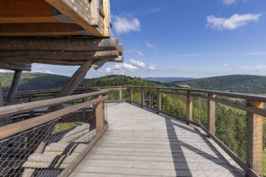 Ağaç tepelerinde bulunan Slotwiny Arena kayak istasyonunun tepesinde bulunan ahşap gözlem kulesi, güzel dağ zirveleri manzarası, Krynica Zdroj, Beskid Dağları, Slotwiny, Polonya 