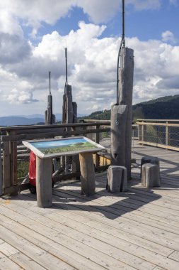 Krynica-Zdroj, Slotwiny, Beskid Dağları, Polonya - 1 Eylül 2022: Slotwiny Arena kayak istasyonundaki ahşap gözlem kulesinin tepesi, bilgi panosu. Dağ tepelerinin güzel manzarası