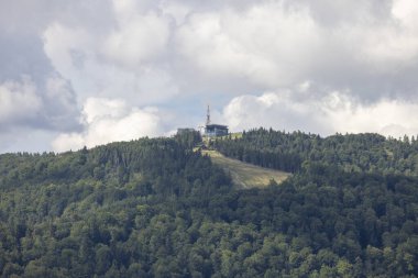 Krynica-Zdroj, Beskid Dağları, Polonya - 1 Eylül 2022: Jaworzyna Krynicka 'nın Slotwiny Arena kayak istasyonunun tepesindeki gözlem kulesinden görüntüler