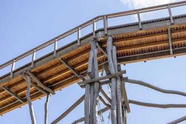 Gözlem kulesi Slotwiny Arena kayak istasyonunun tepesinde, Krynica Zdroj, Beskid Dağları, Slotwiny, Polonya. Polonya 'daki ilk ağaç tepesi gözlem kulesi. Eşsiz ahşap bir yapısı var.