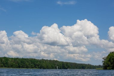 Güneşli bir günde Polonya Masuria Gölü 'nde yelkenli tekneleriyle. Resimli bulutlu gökyüzü, Masurian Gölü Toprakları, Polonya