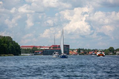 Mikolajki, Masuria, Masurian Lake Land, Polonya - 24 Haziran 2020: Kasaba Mikolajskie Gölü manzarası, yat ve tekneler rıhtımda. Şehrin adı Polonya 'nın yelkencilik başkenti.